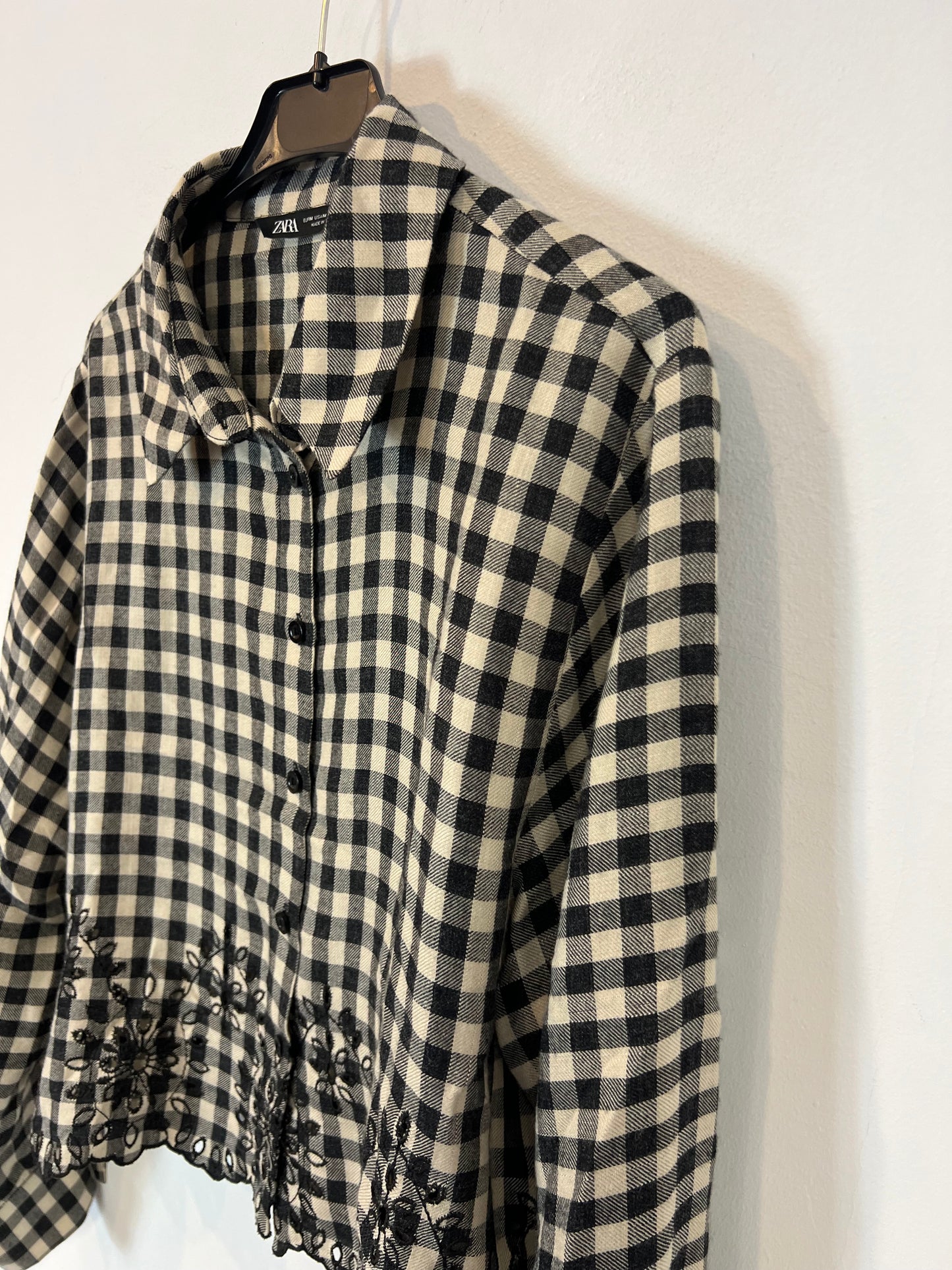 ZARA. Checkered shirt with embroidered details. TM