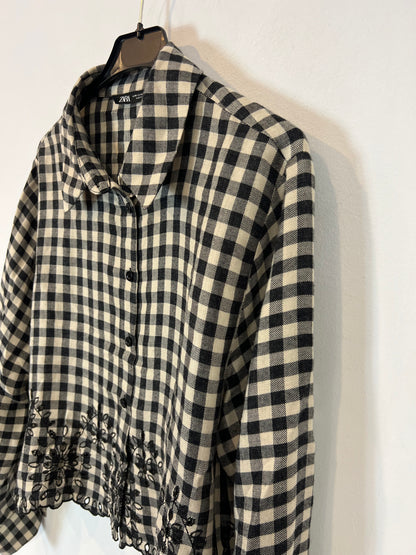 ZARA. Checkered shirt with embroidered details. TM
