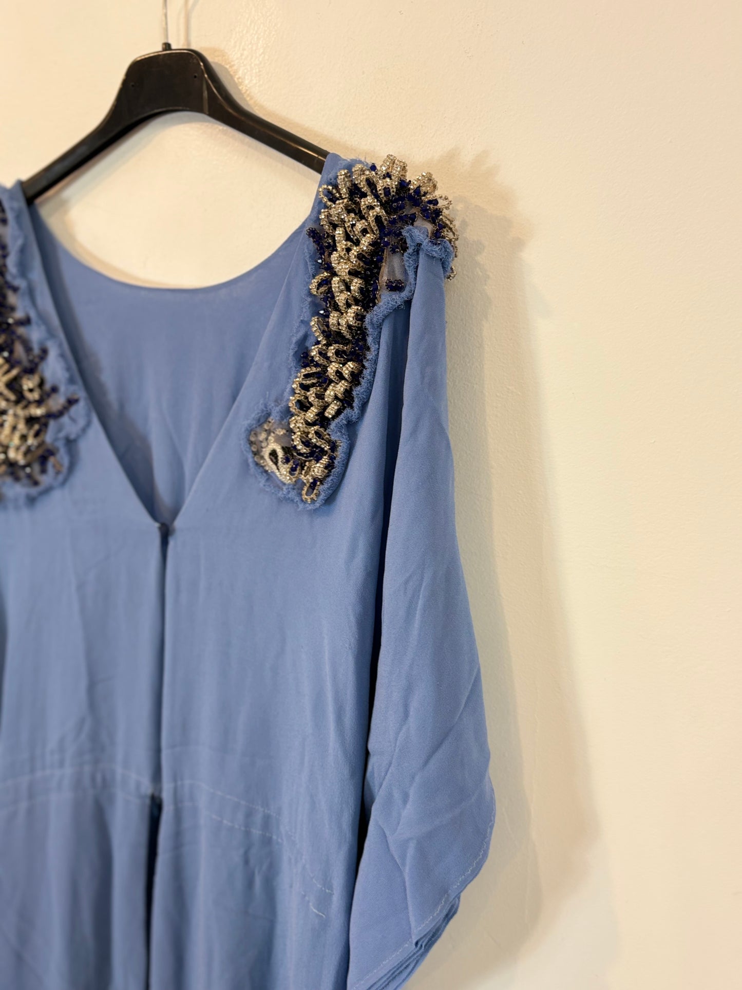 OTRAS. Vestido largo azul detalle pedrería hombros. T S