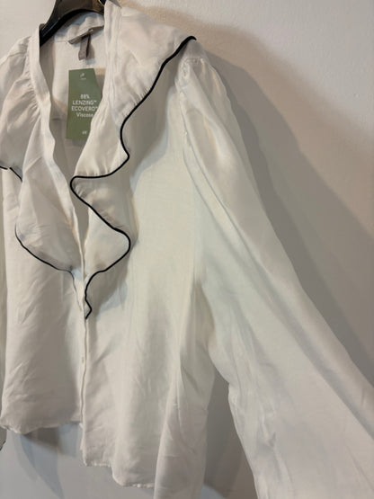 H&M. Blusa blanca volante.