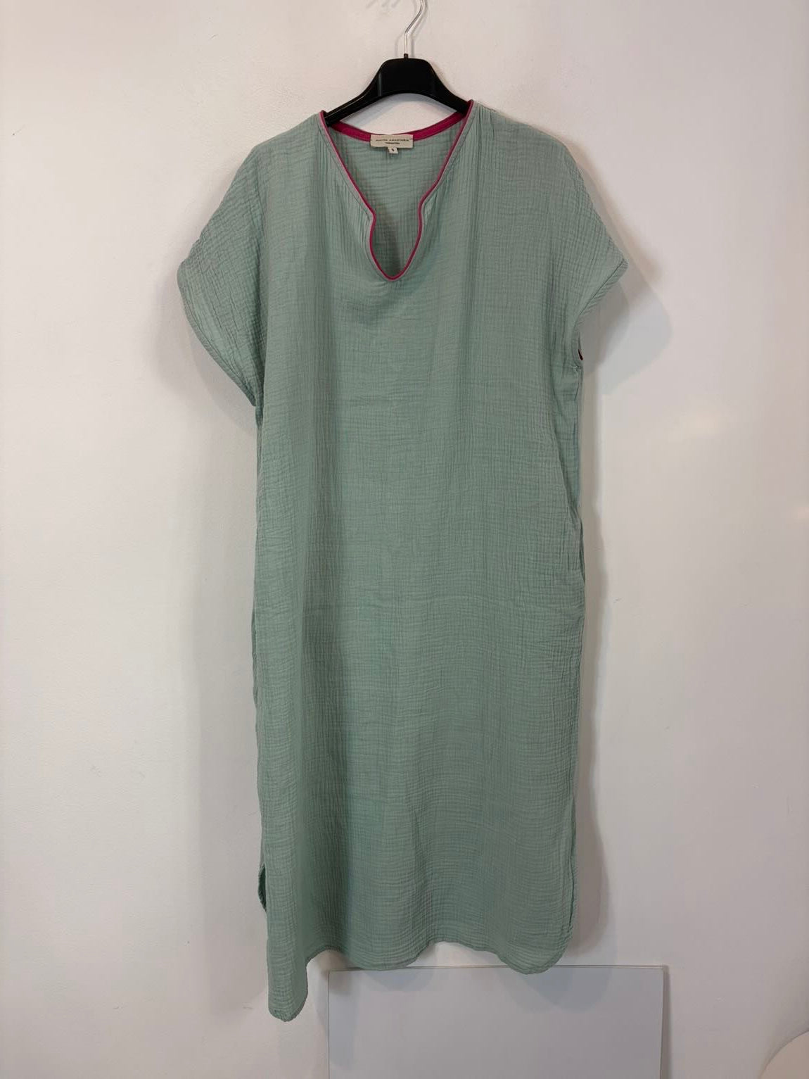 MARTA ANASTASIA .Vestido kaftán ribete fucsia