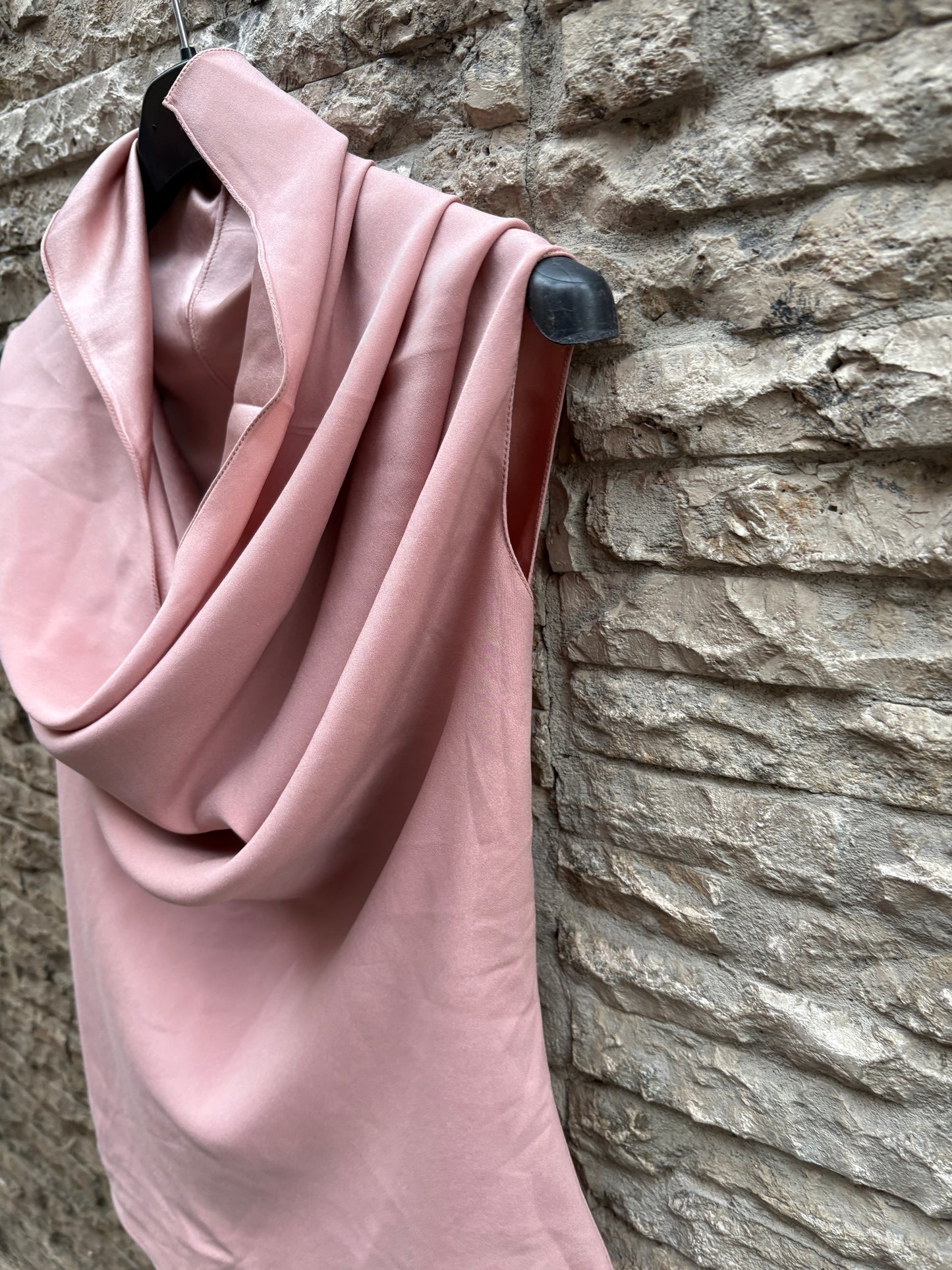 JANTAMINIAU. Top rosa seda detalle cuello