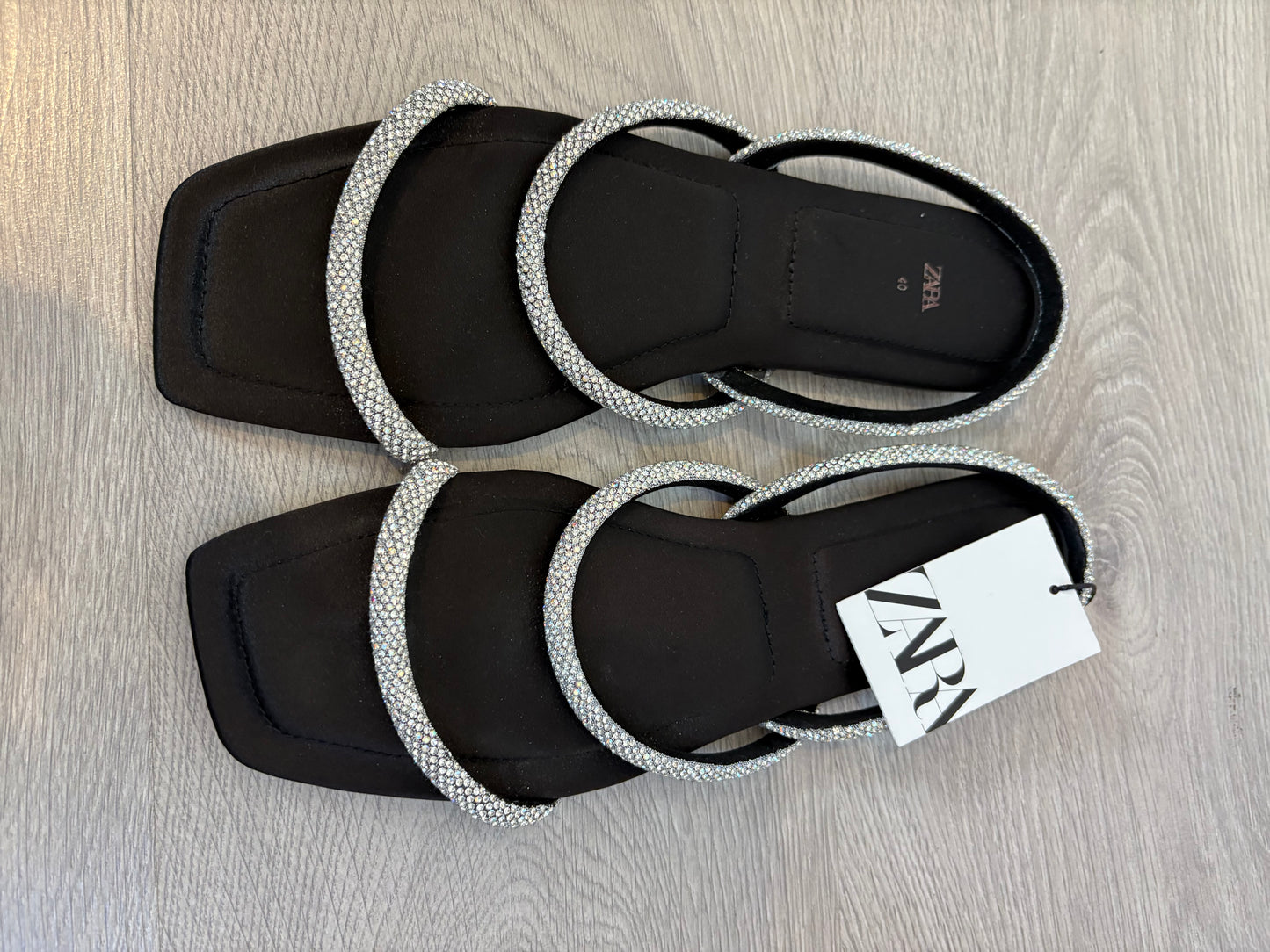 ZARA. Flat sandals with shiny straps. Size 40