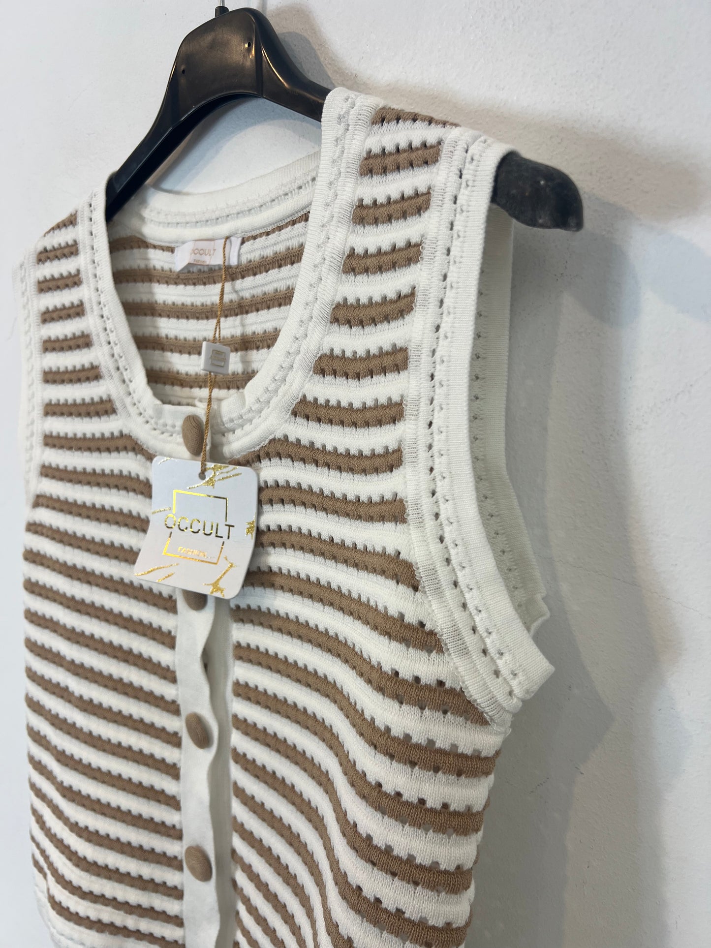 OTRAS. Conjunto  beige y blanco perforado. T S