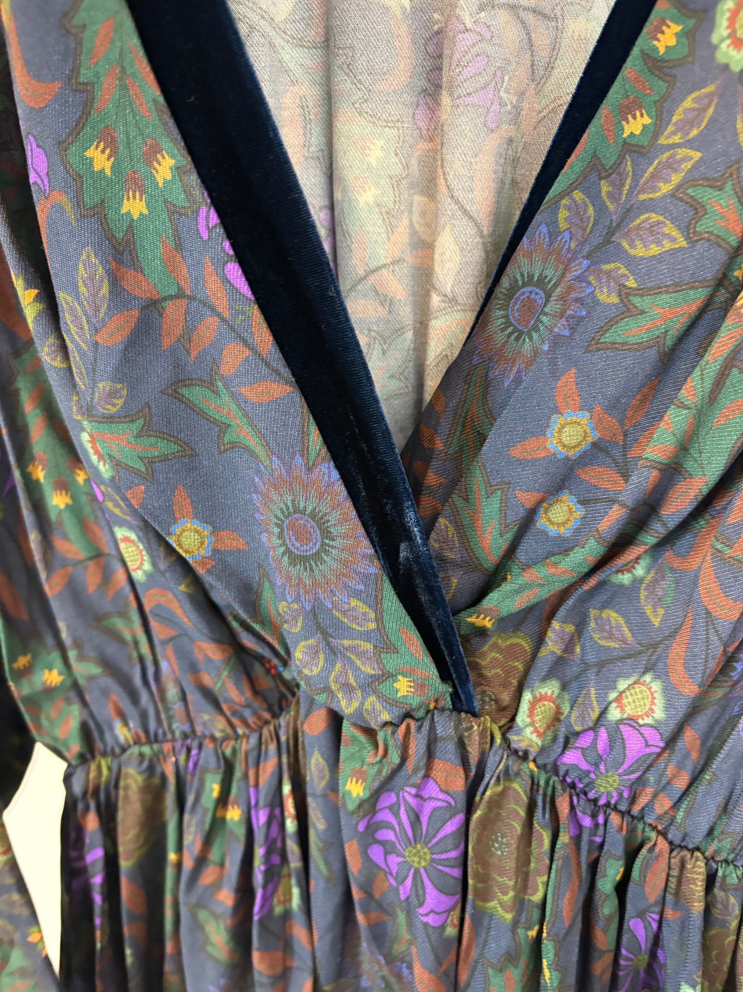 OTRAS. Vestido midi detalles en terciopelo