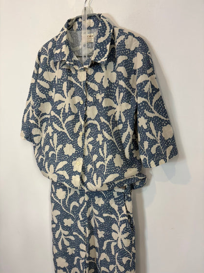 MUS & BOMBON. Conjunto blusa y pantalón estamapdo azul