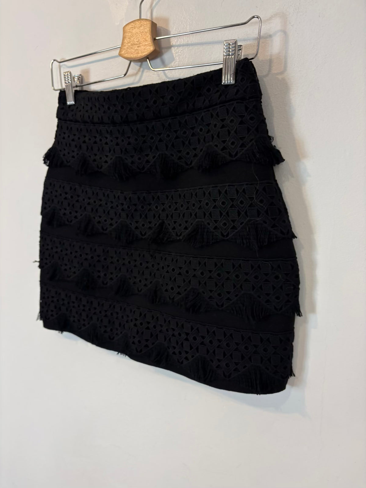 MAJE. Falda negra flecos
