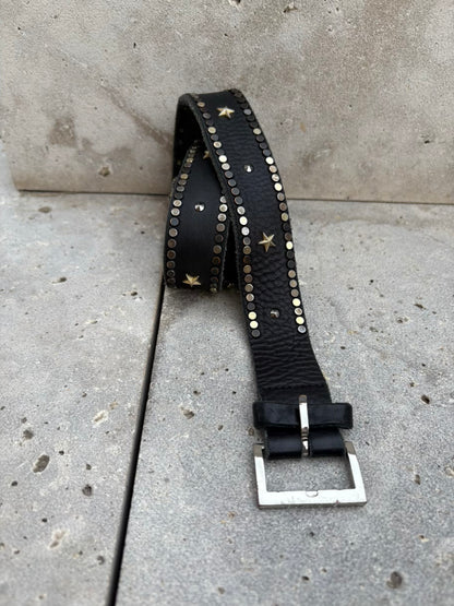 ZADIG & VOLTAIRE. Cinturón piel negro tachas estrellas