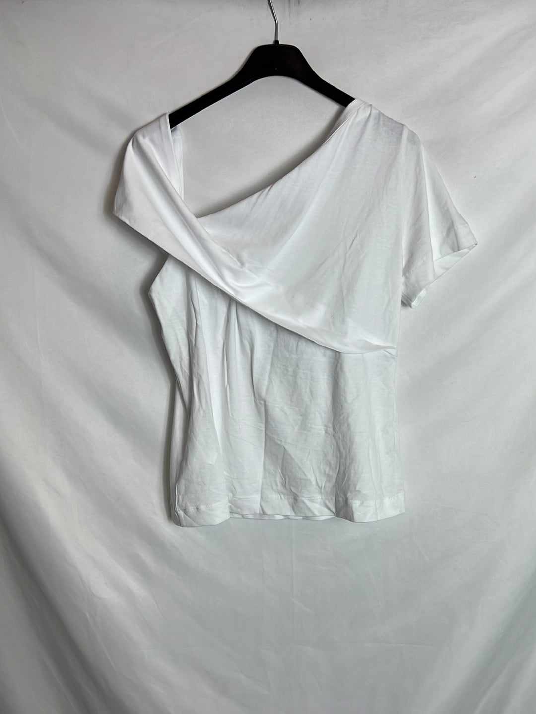 SCALPERS. White T-shirt with shoulder detail. TS