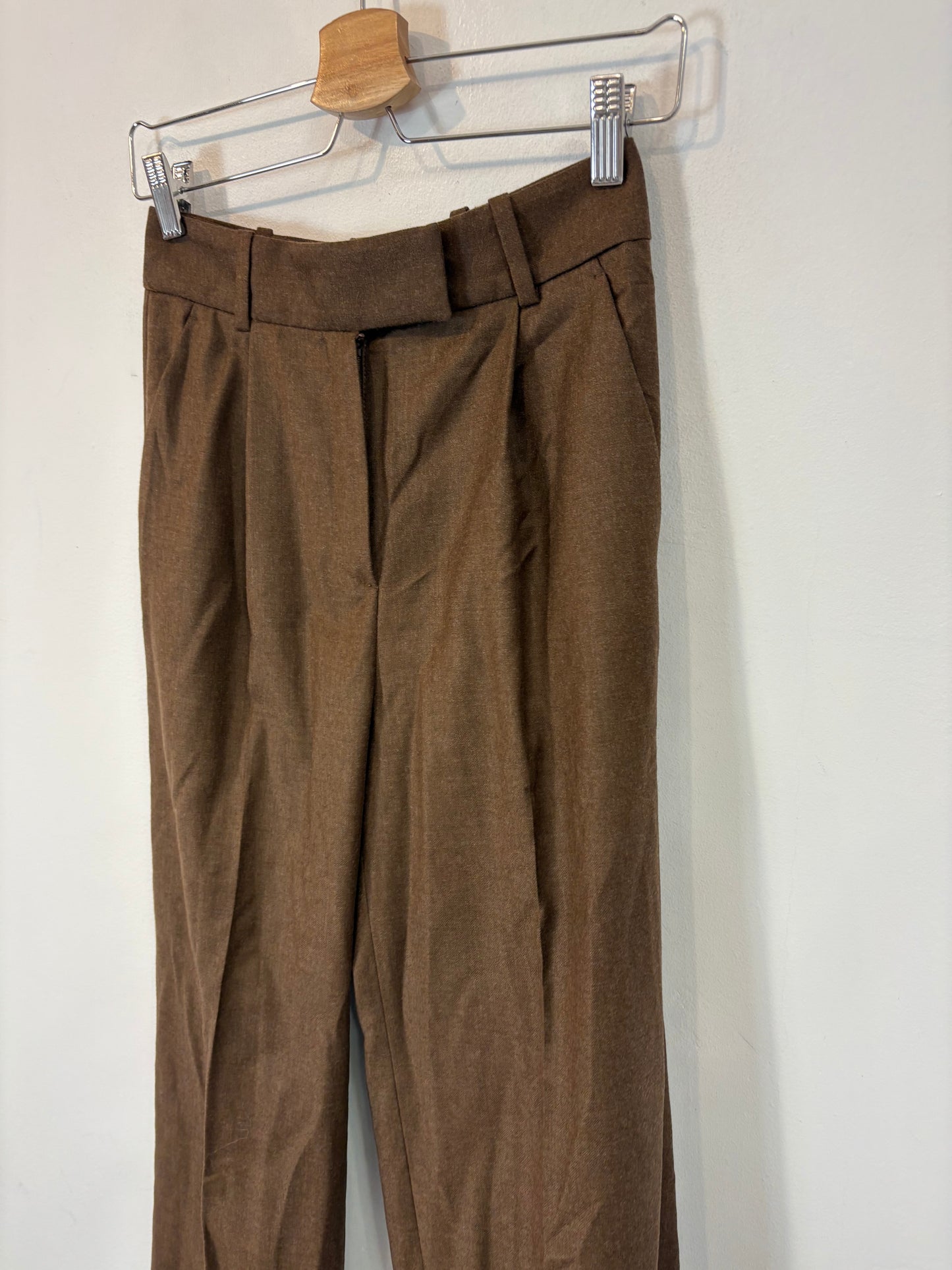 MASSIMO DUTTI. Pantalón pinzas lana marrón