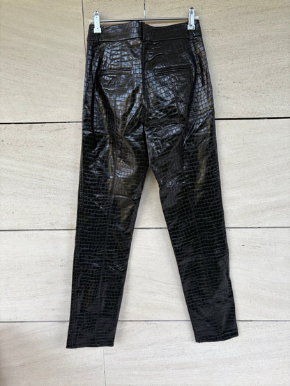 ZARA. Pantalón negro piel troquelada