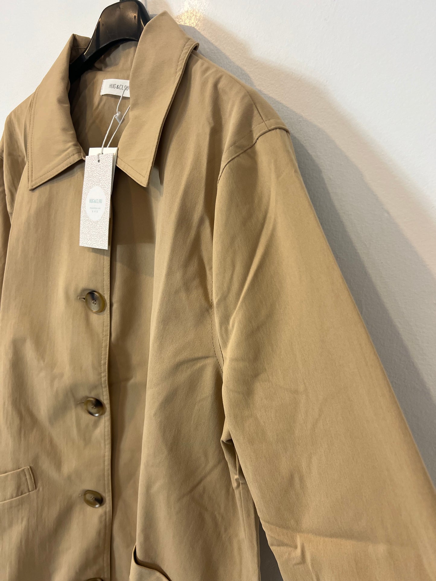 HUG & CLAU. Chaqueta beige efecto gabardina. T L/XL