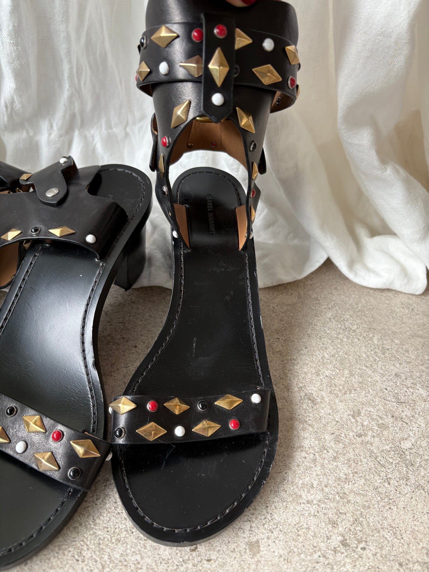 ISABEL MARANT. Sandalia piel tachuelas