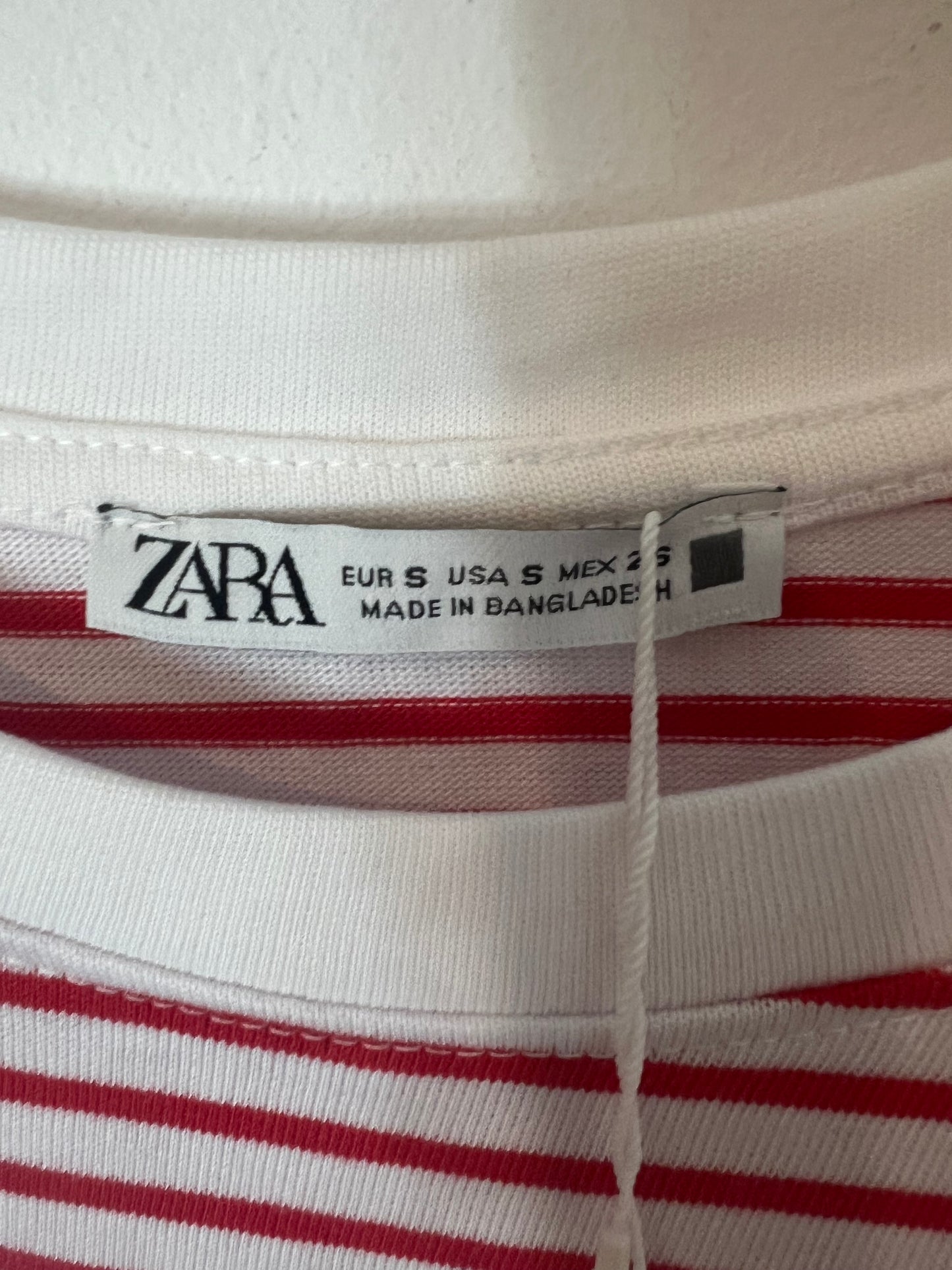 ZARA. Camiseta rayas roja. T S
