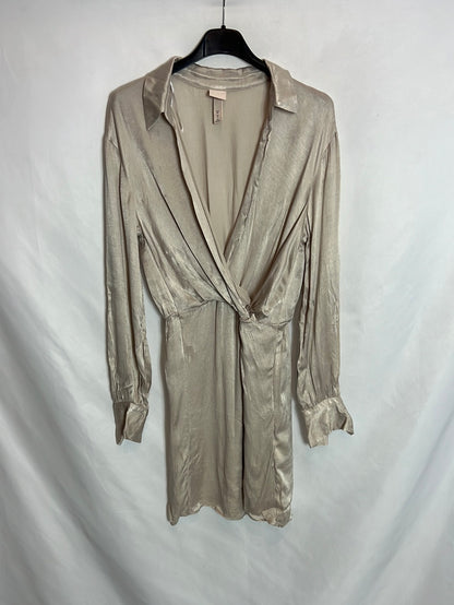 H&M. Vestido apertura color champán. T XS