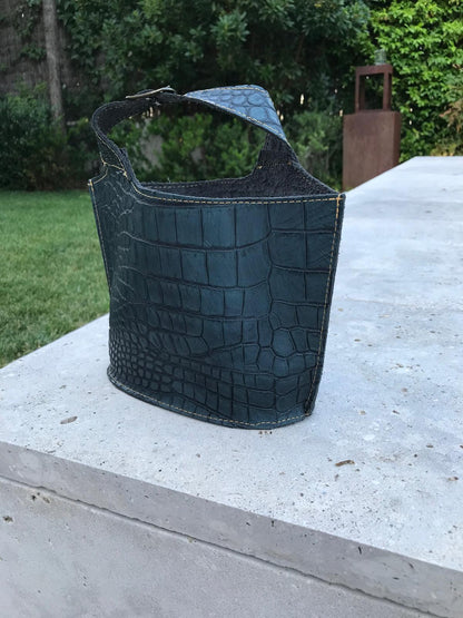 Bolso de mano piel azul troquelado