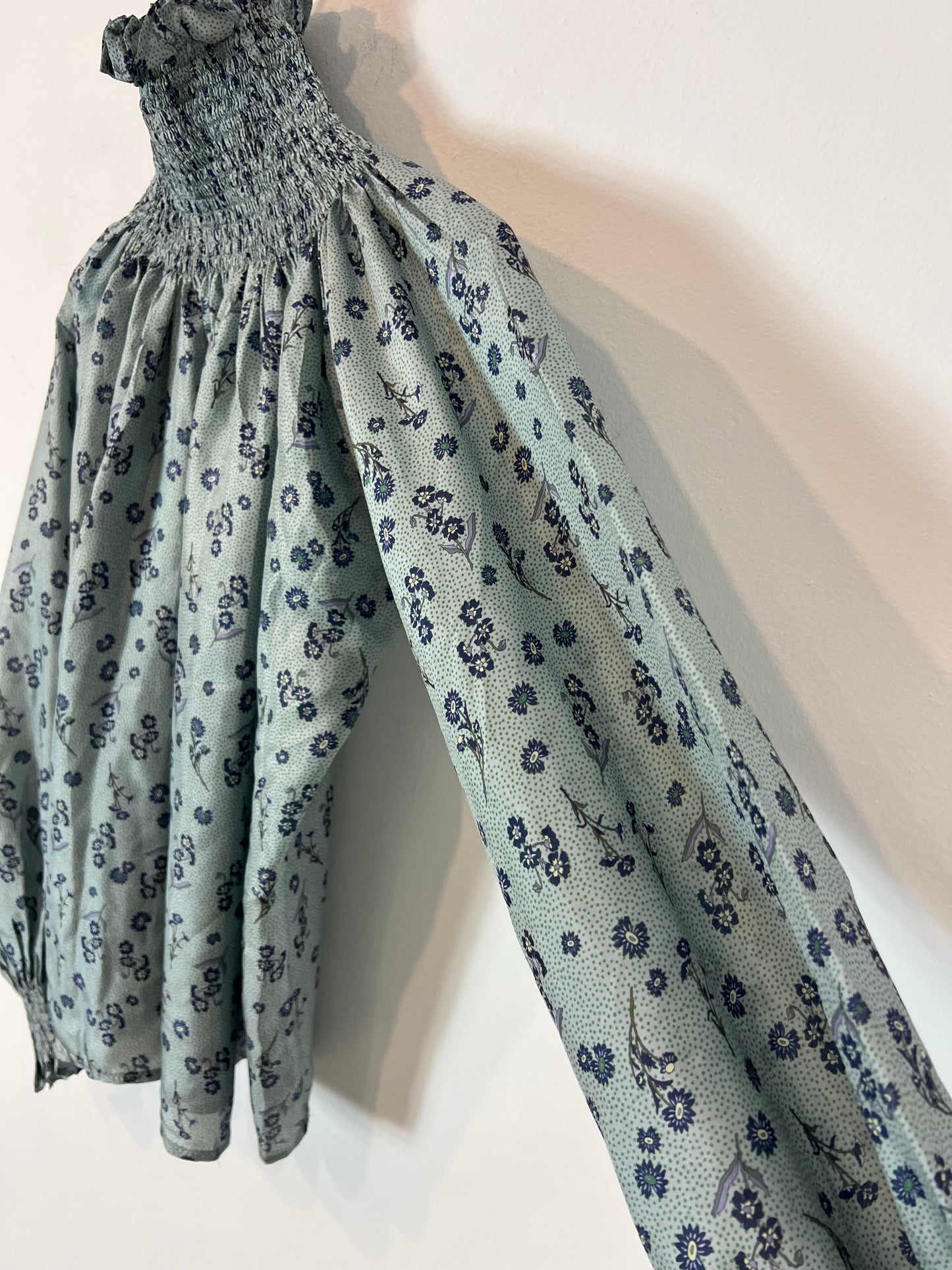 OTRAS. Blusa fluida estampada cuello nido de abeja T XS/S