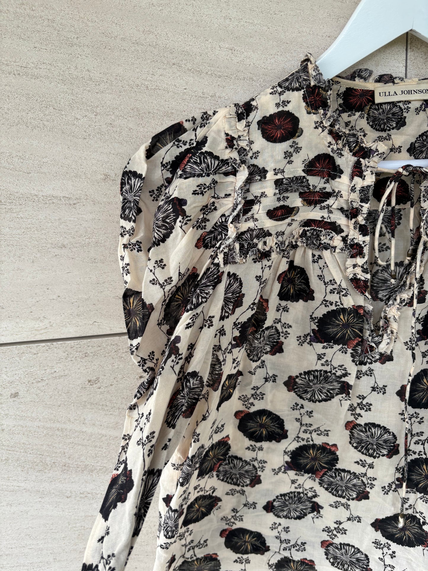 ULLA JOHNSON. Blusa estampada detalle manga