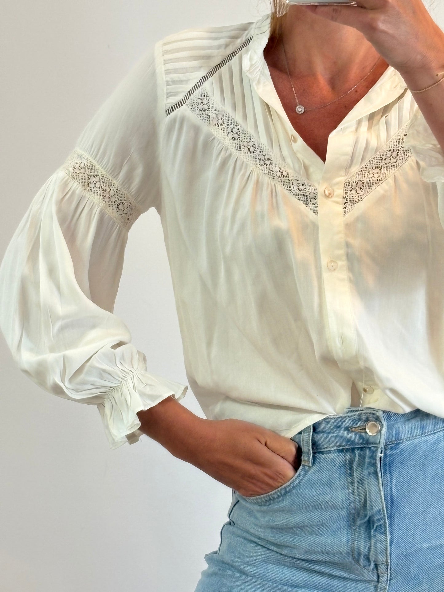 BLUE STREAK. Blusa blanca plisados. T M