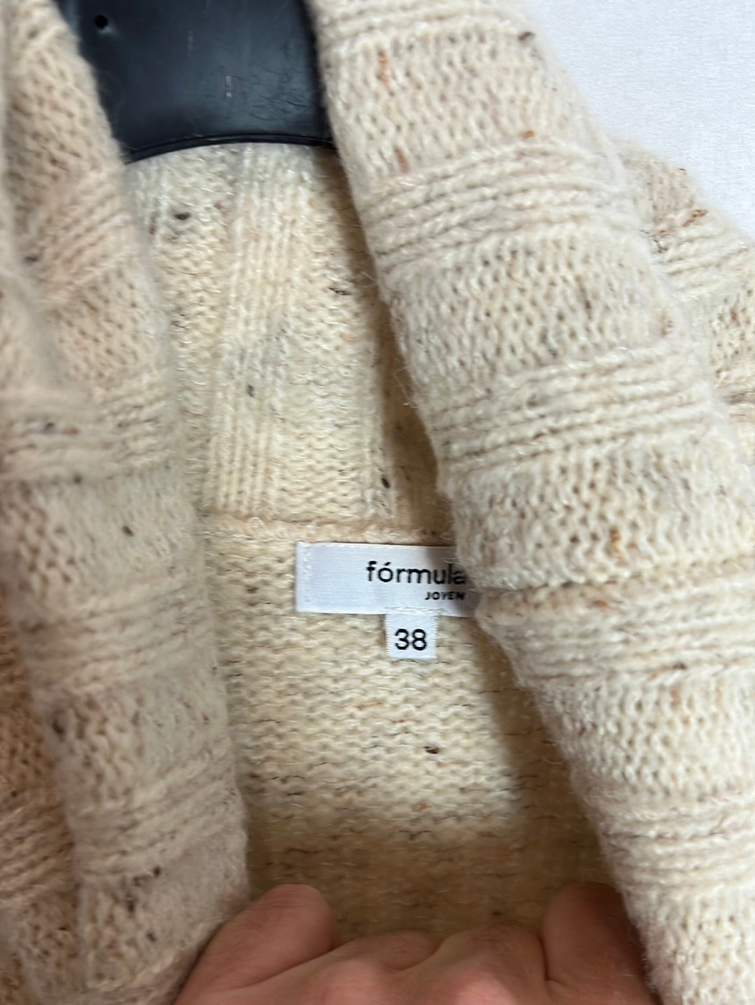 FÓRMULA JOVEN. Jersey beige jaspeado detalles. T 38