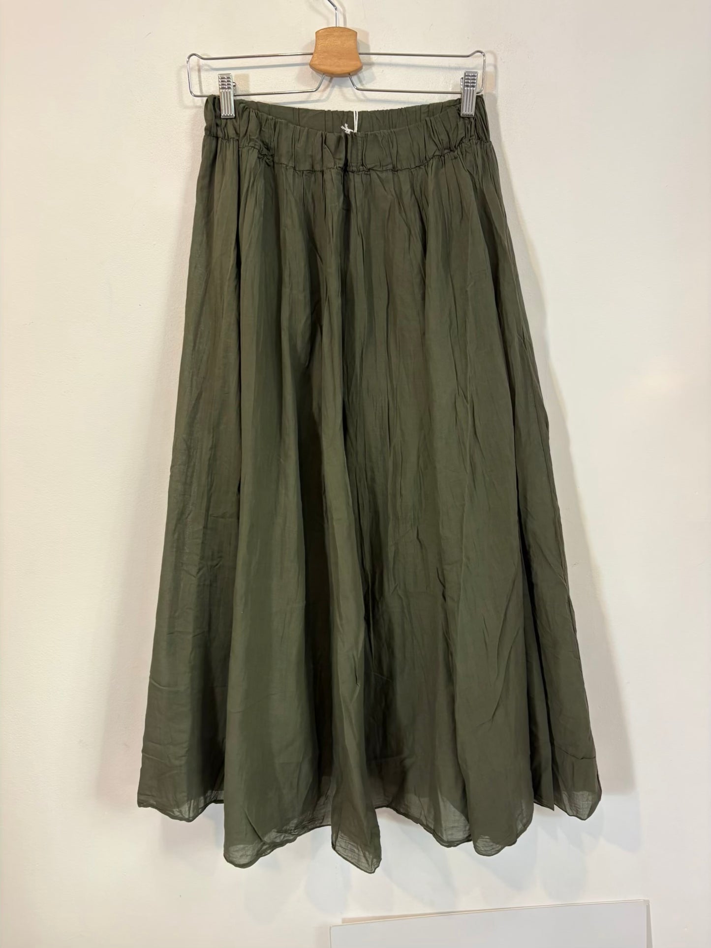 CARLOTA & CO. Falda larga verde fluida