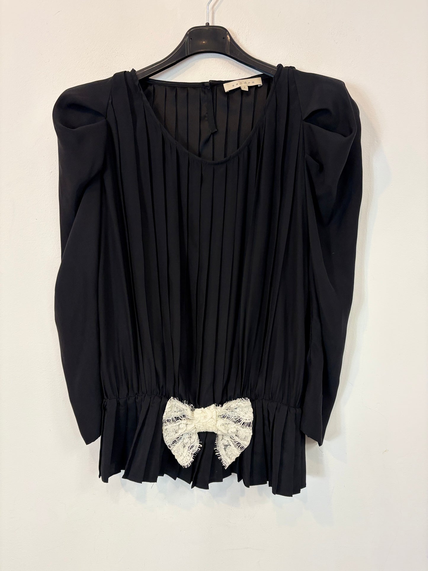 SANDRO. Blusa negra seda lazada