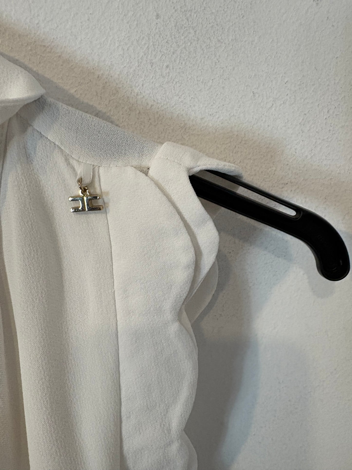 ELISABETTA FRANCHI. Top blanco aberturas/pechera