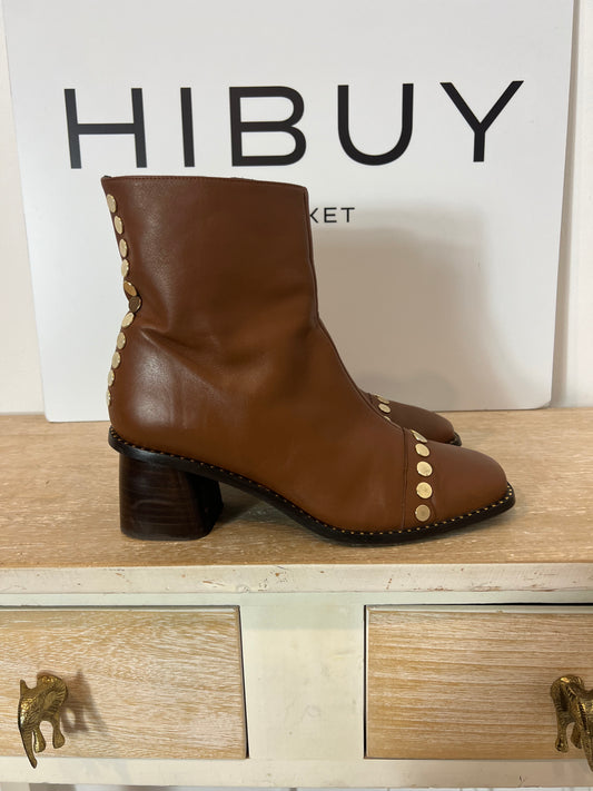 MICUIR. Botines camel tachuelas doradas T.38