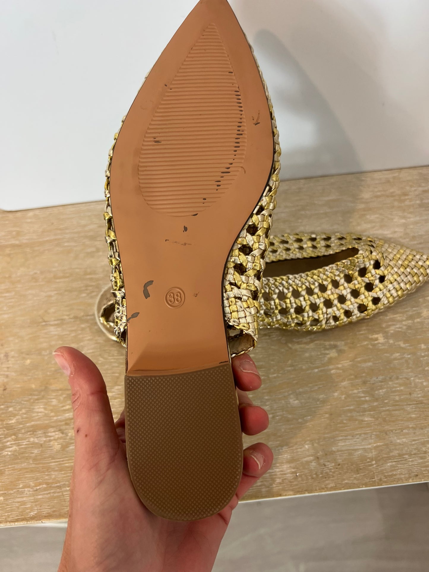 CORINA. Sandalia plana troquelada dorada. T 38