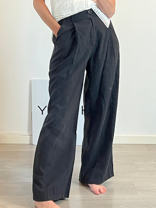 ZARA. Pantalón fluido pinzas negro  T.xs