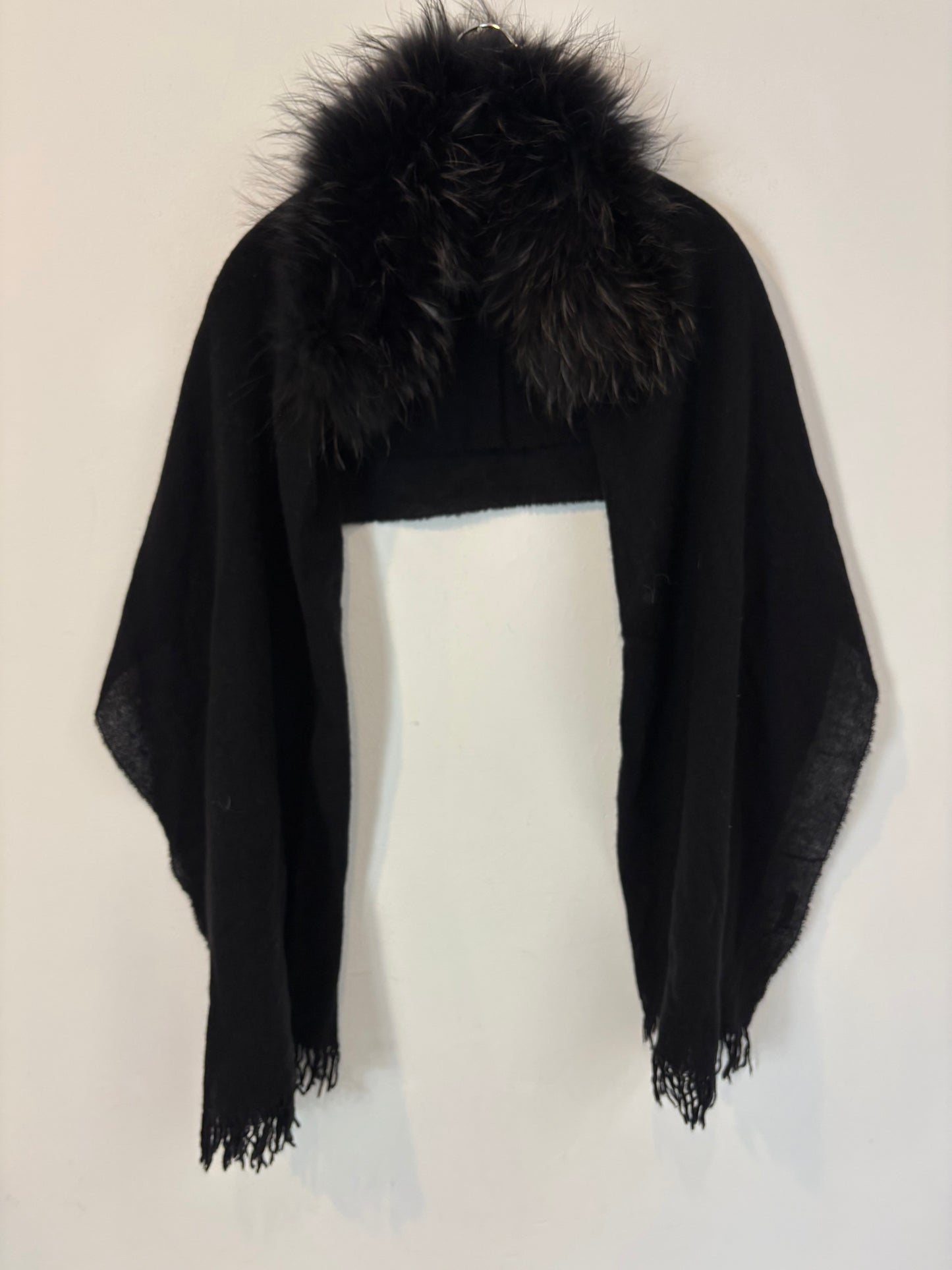 FALCONERI. Bufanda negra con pelo natural