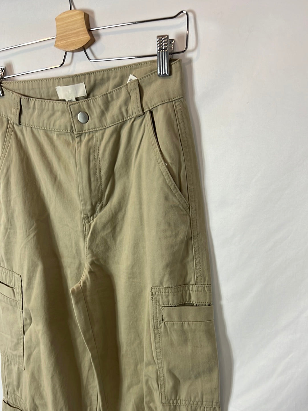 H&amp;M. Beige trousers with pockets size 36