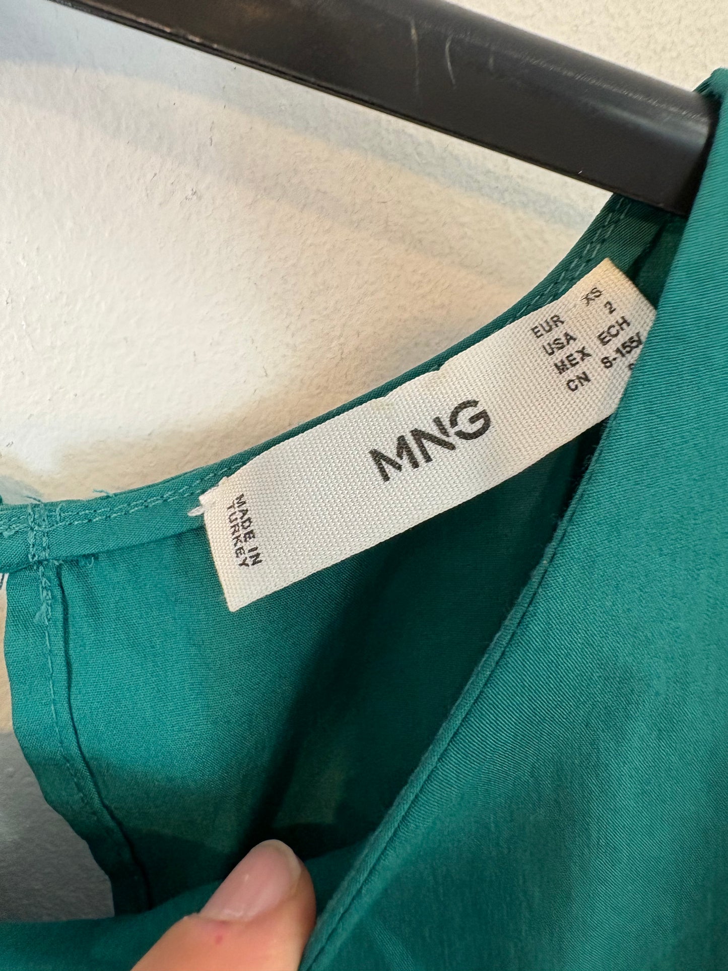 MANGO. Vestido largo verde detalle espalda. T XS