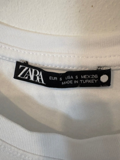 ZARA. Camiseta blanca textura en dorado. T S