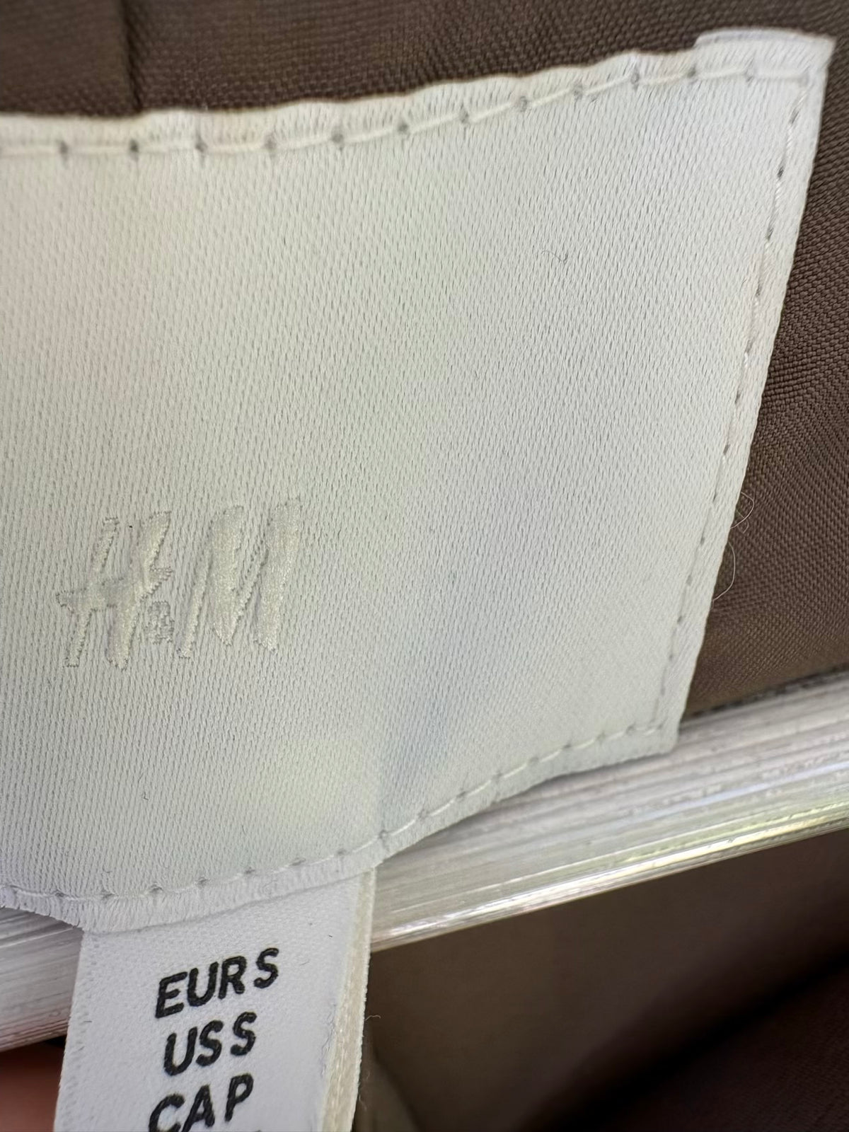 H&M. Gabardina larga verde oscuro