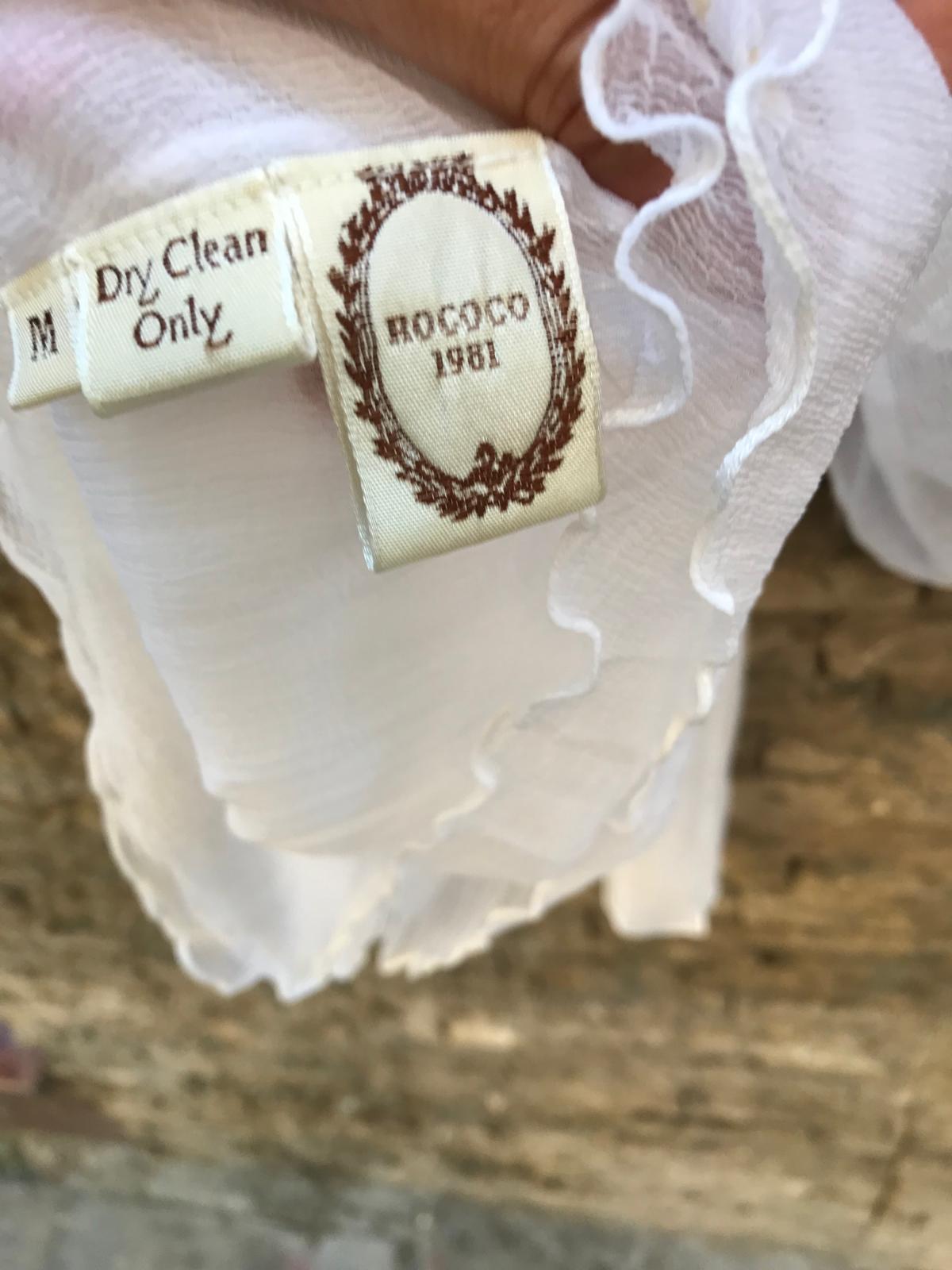 ROCOCO. Top blanco vaporoso detalle escote