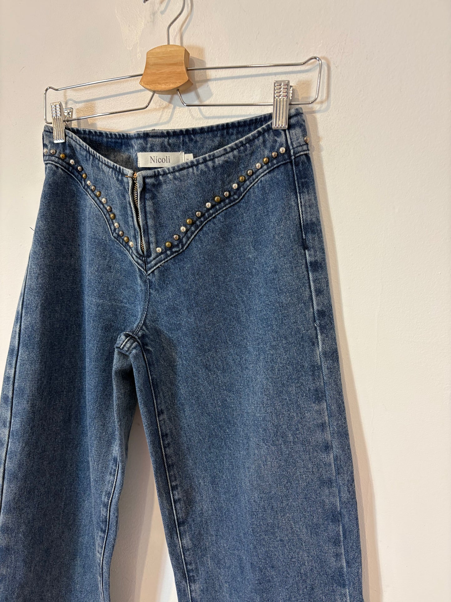NÍCOLI. Denim azul tachuelas