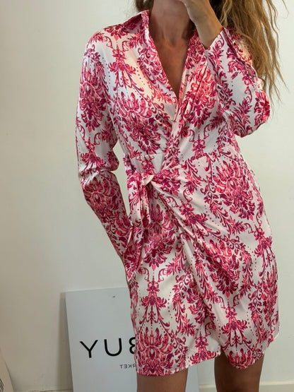 SEE IOU Juan Avellaneda. Vestido corto cruzado estampado rosa