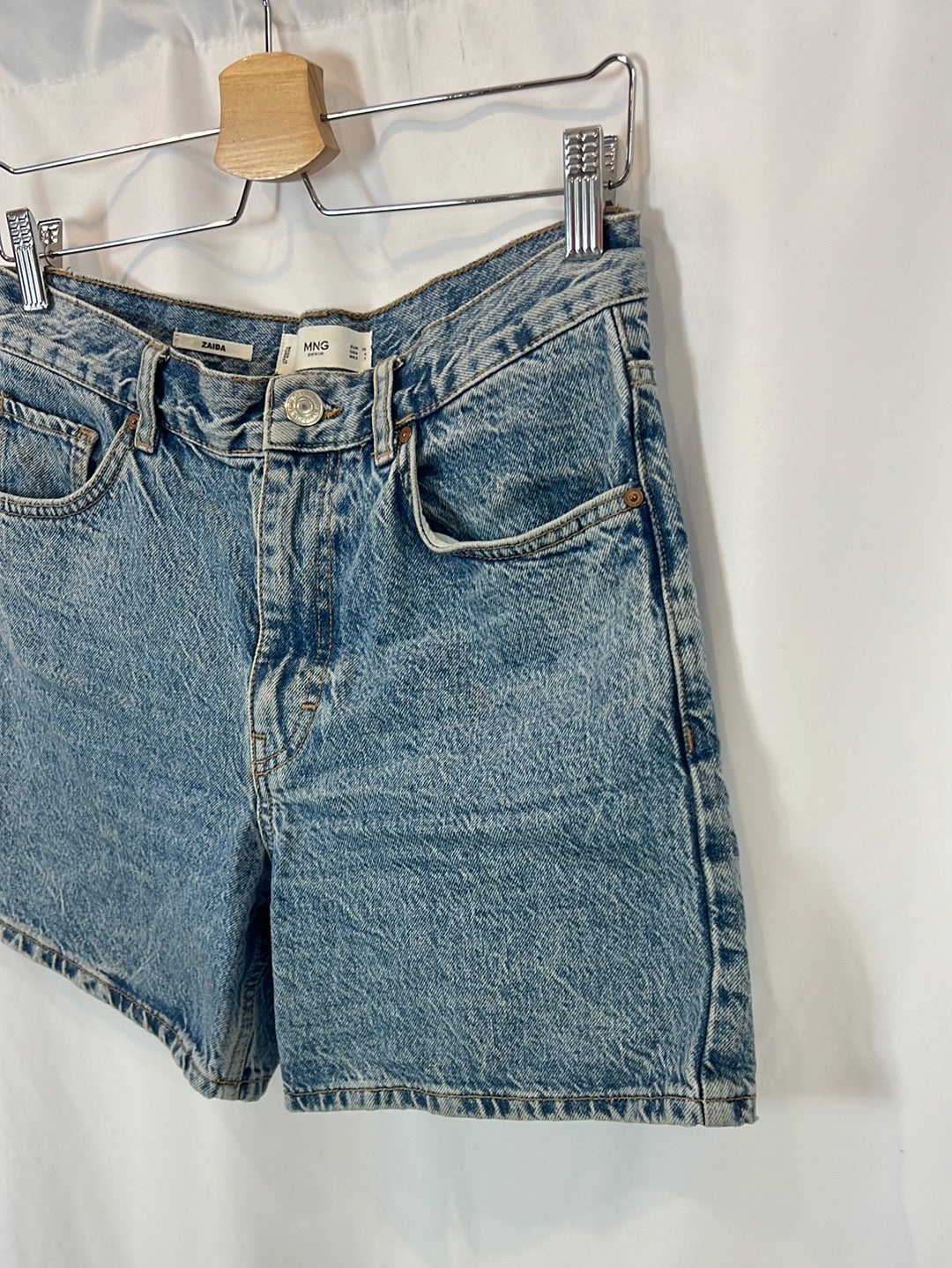 MANGO. Pantalón corto denim. T 36