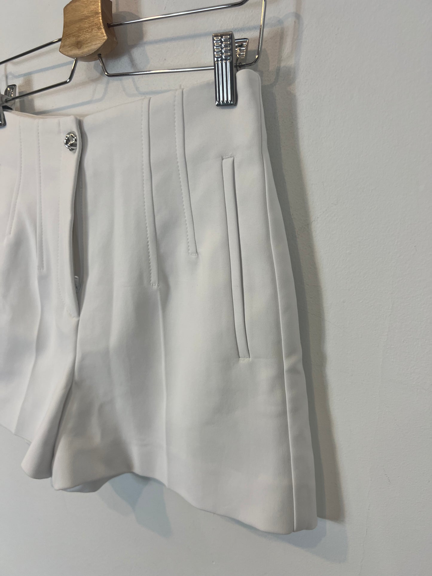 ZARA. Pantalón corto blanco costuras. T M