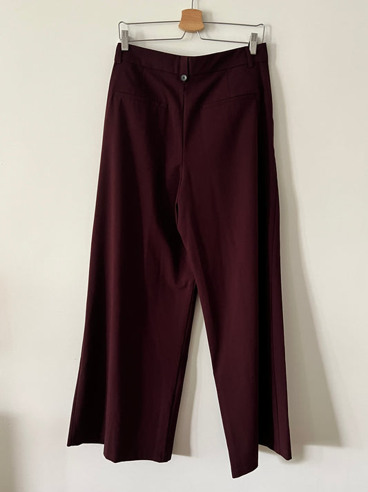 ZARA. Pantalón ancho burdeos pinzas