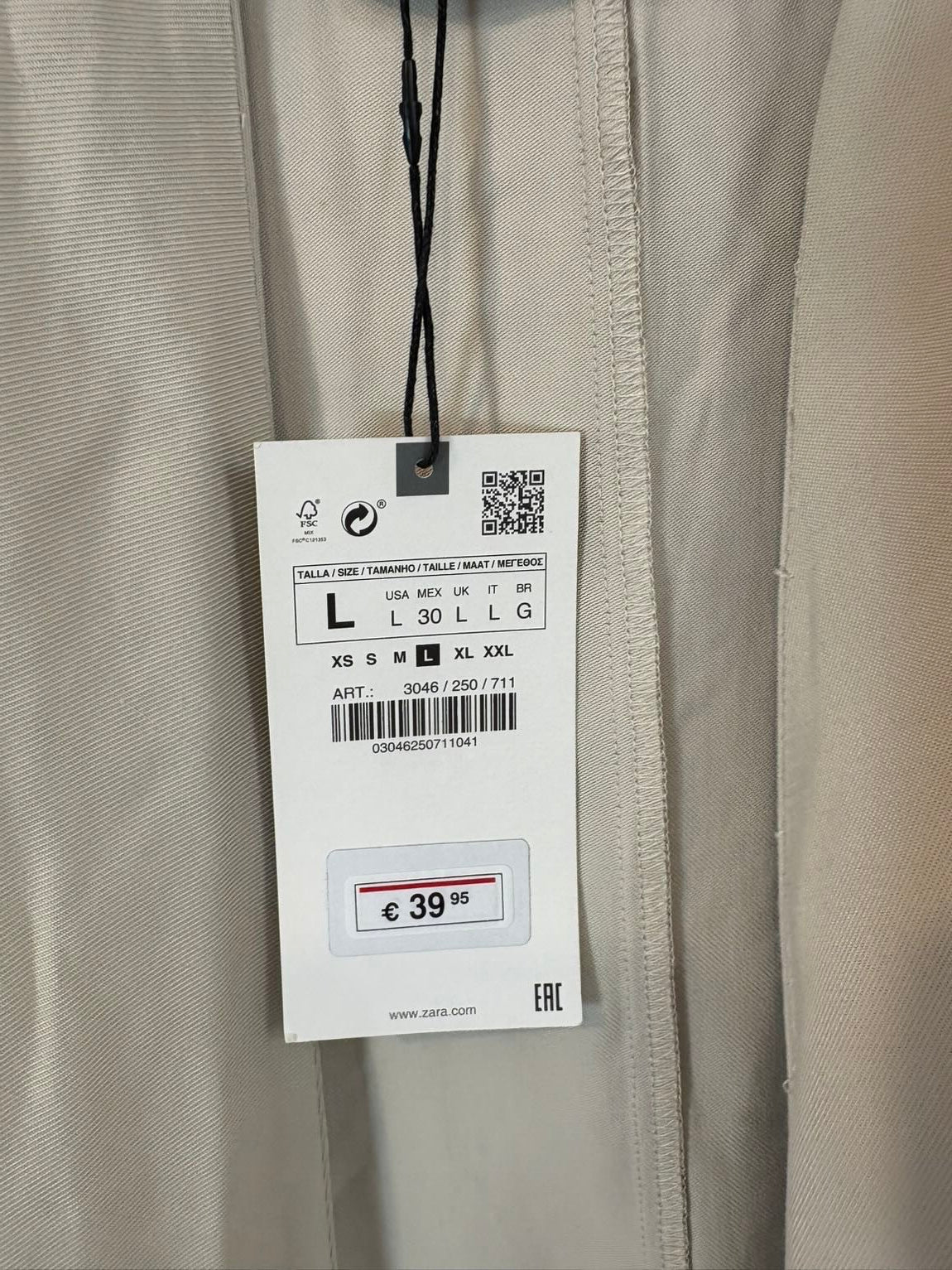 ZARA. Chaqueta beige fluida