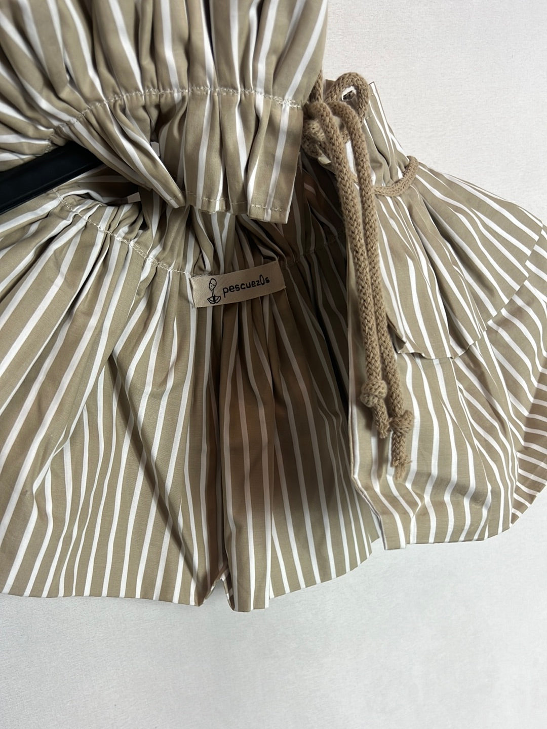 NECKS. Pleated beige striped collar. YOUR