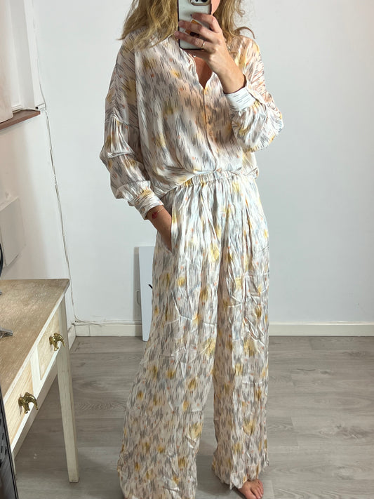 SESSÚN. Total look beige estampado T.s