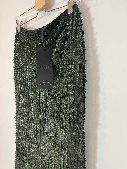 ZARA. Falda piel verde flecos T.s