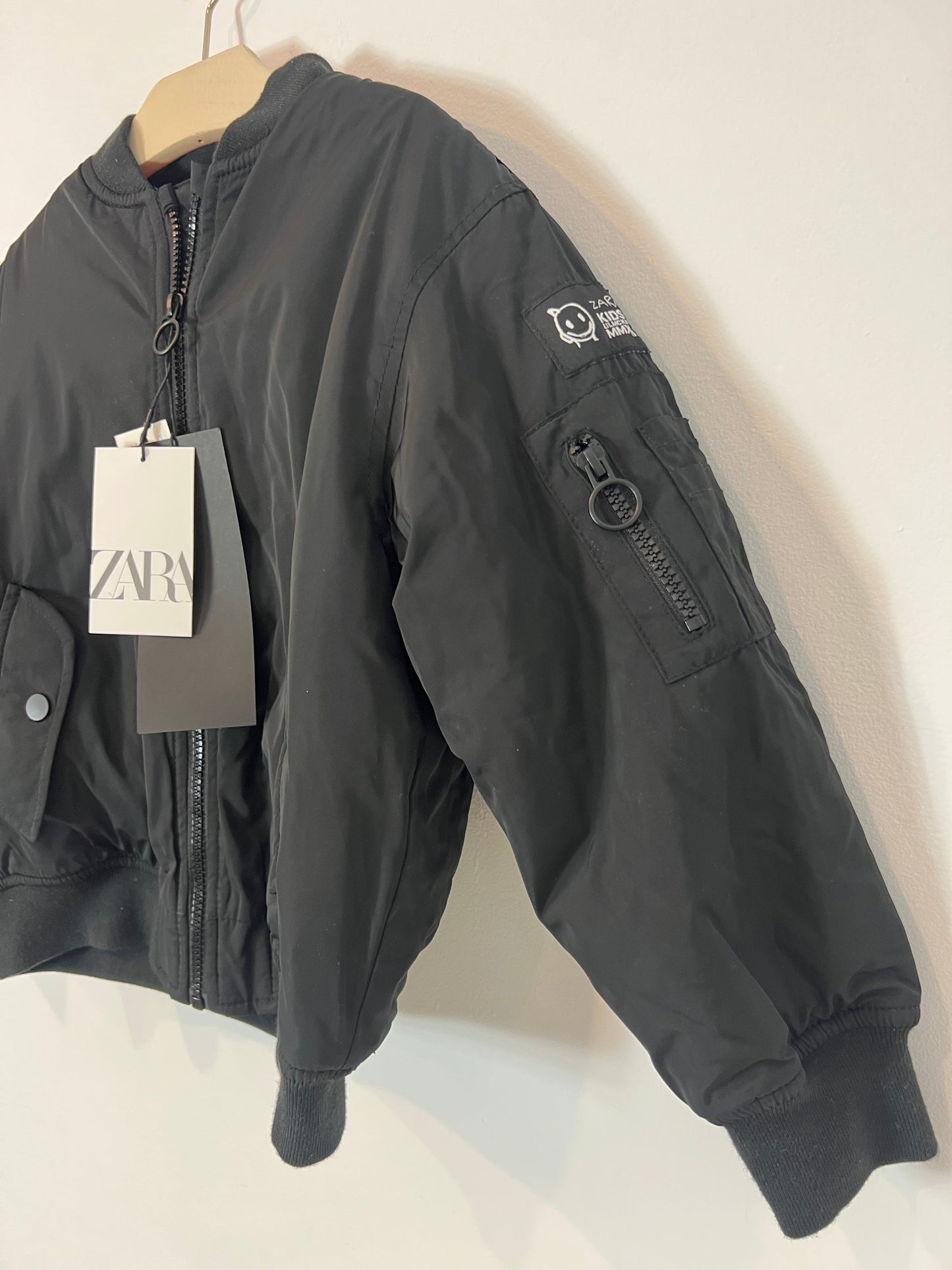 ZARA. Bomber negra . T 6-7 años