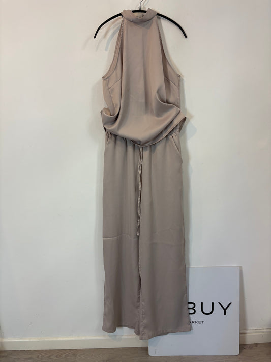 Conjunto beige fluido