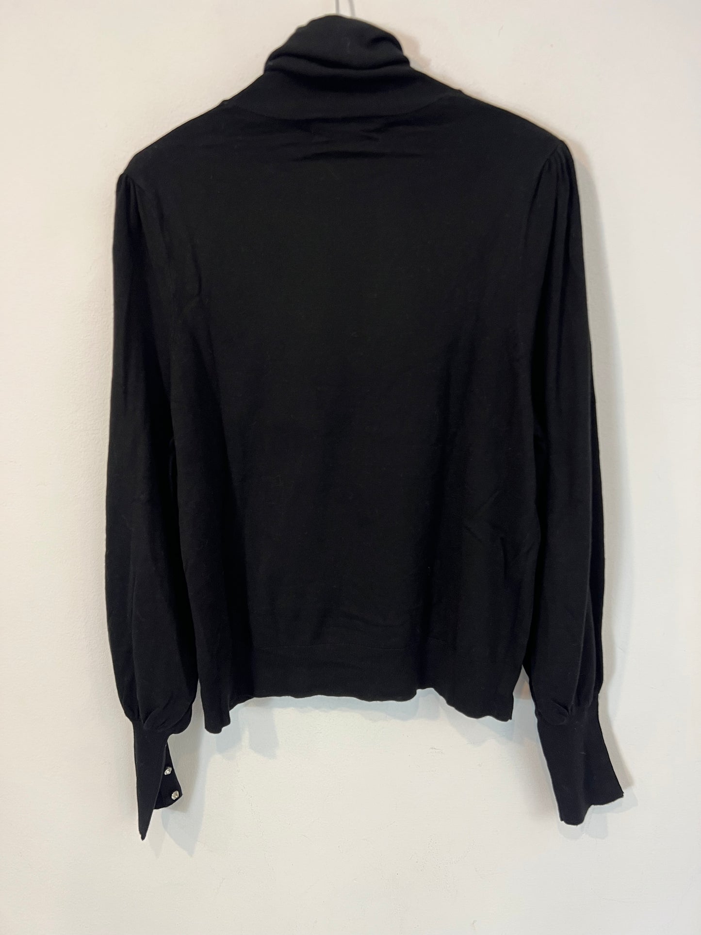MANGO. Jersey negro cuello alto. T L (M)