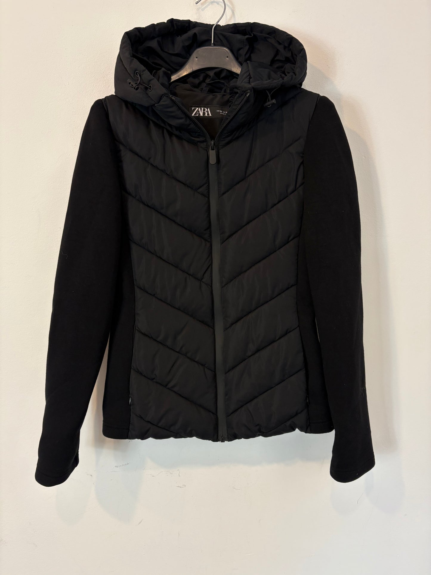 ZARA. Chaqueta negra acolchada neopreno