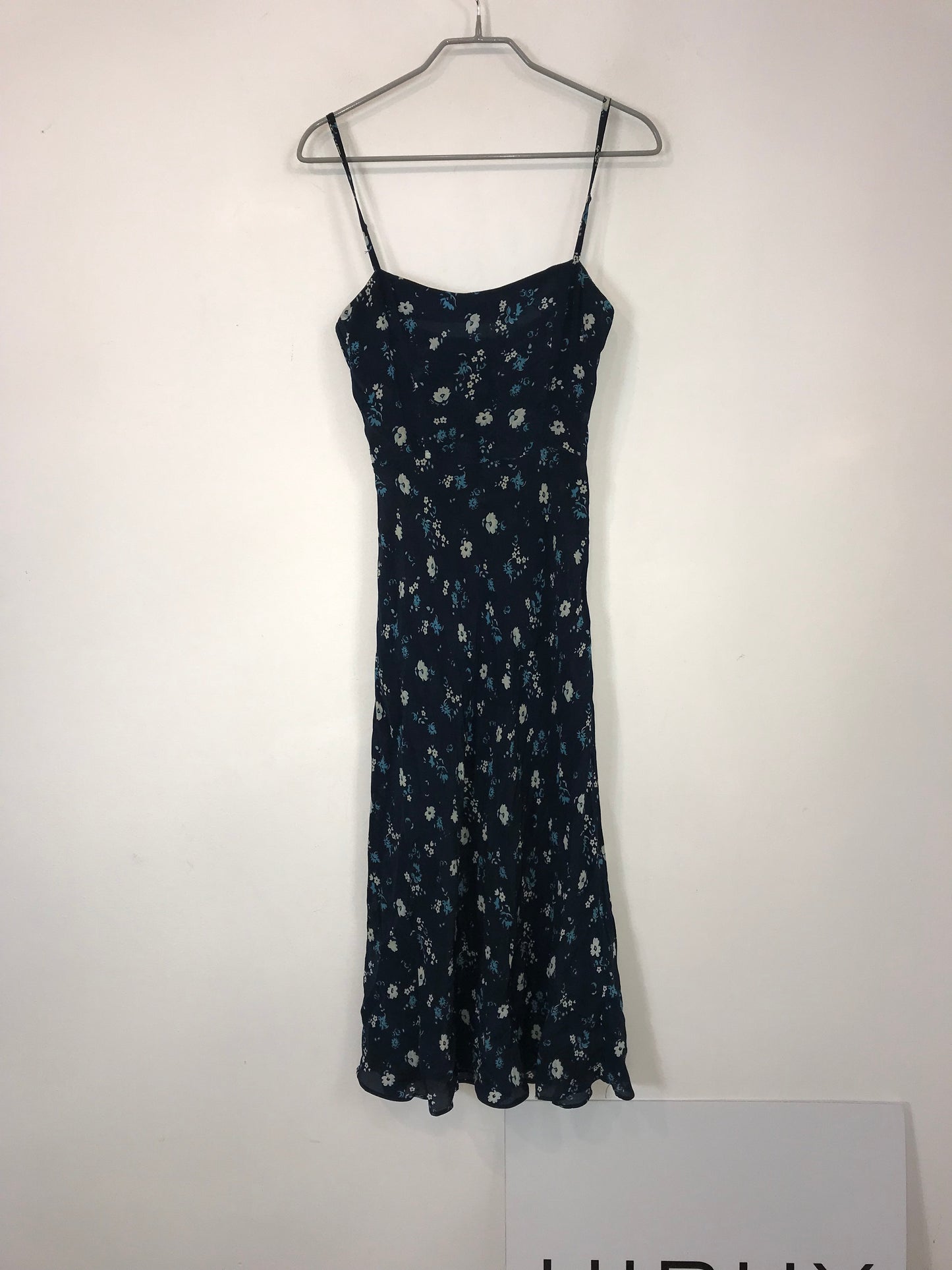 RÉALISATION. Vestido midi seda azul flores